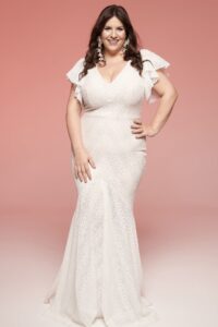 suknia ślubna z dekoltem w serek, z falbaniastymi rękawami, dopasowana do sylwetki