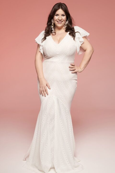 suknia ślubna z dekoltem w serek, z falbaniastymi rękawami, dopasowana do sylwetki