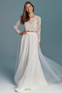 suknia ślubna z długim koronkowym rękawem i tiulowym dołem w kolorze białym