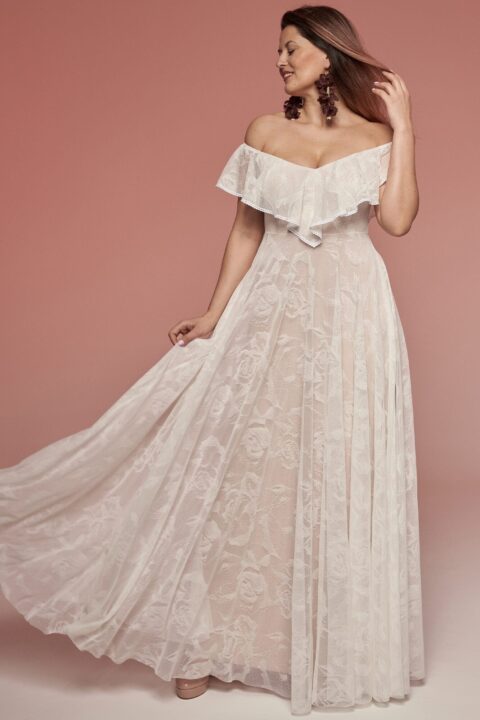 suknia ślubna z odkrytymi ramionami i falbaną, w jasnym kolorze z wzorem na tkaninie