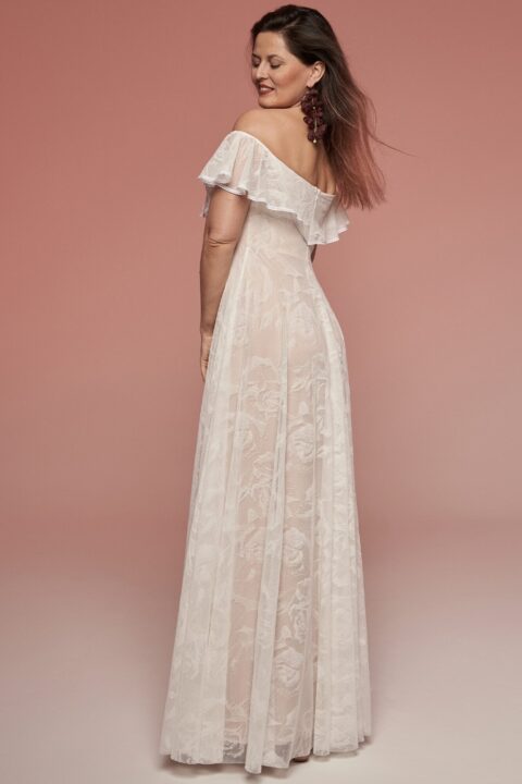 suknia ślubna z odkrytymi ramionami, długim, koronkowym dołem i delikatnymi falbanami.