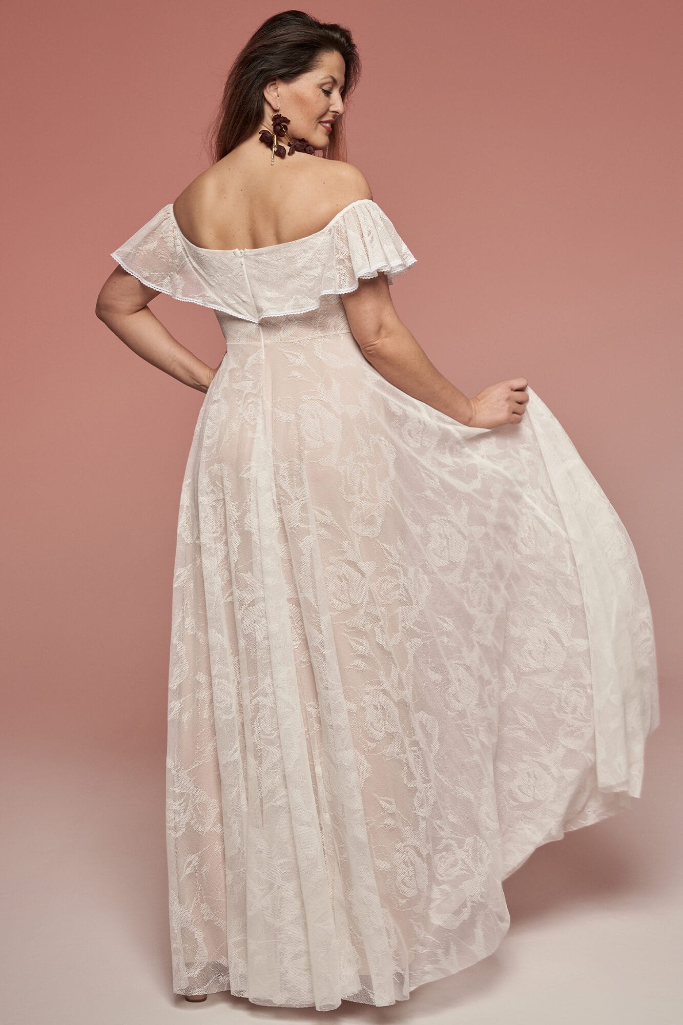 suknia ślubna z odkrytymi ramionami, z falbanym rękawem i kwiatowym wzorem na tkaninie