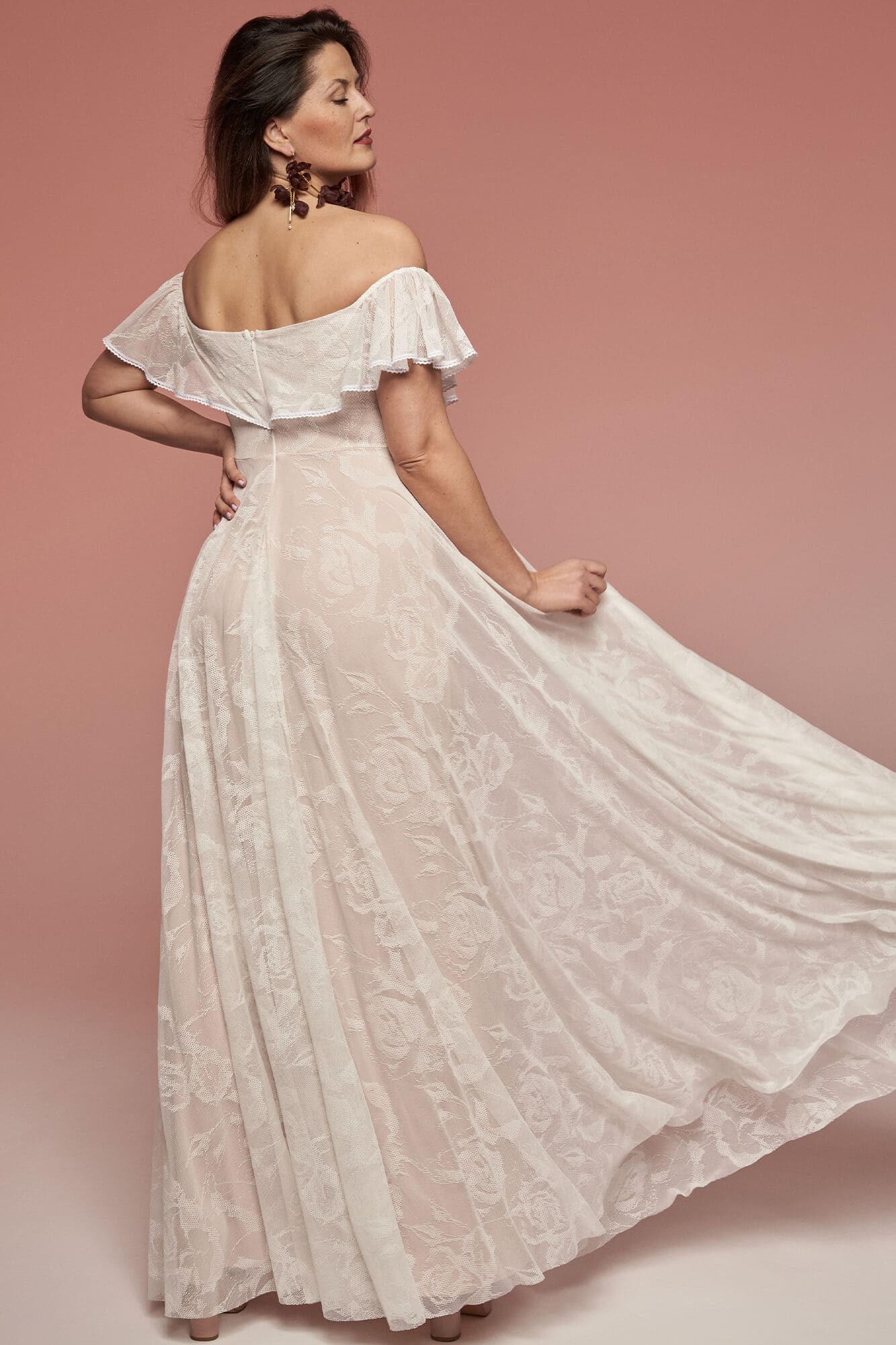 suknia ślubna z odkrytymi ramionami i koronkowym wykończeniem, z lekko falującym dołem