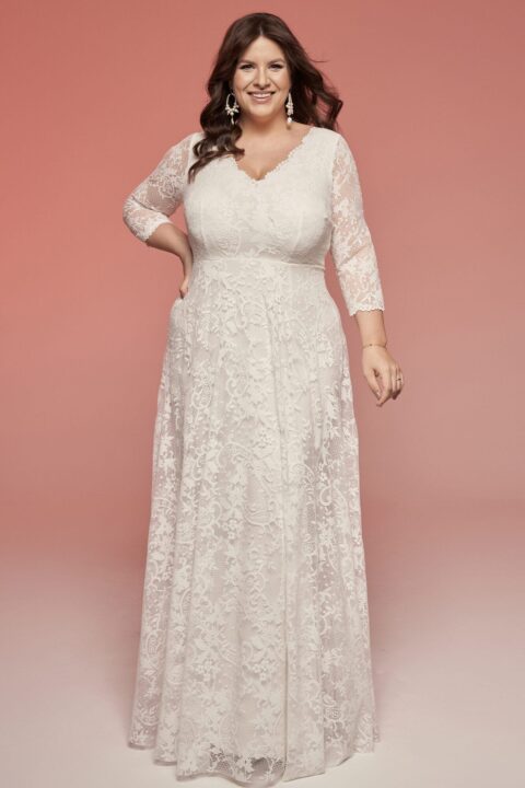 suknia ślubna z długimi koronkowymi rękawami i dekoltem w kształcie litery V, w kolorze białym