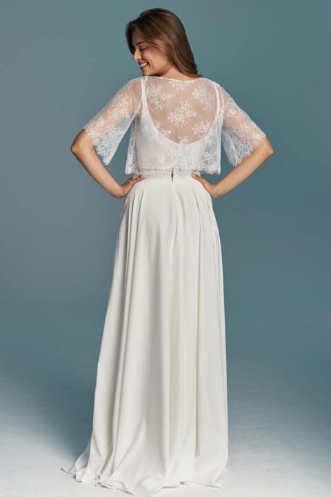 suknia ślubna z koronkowym, krótkim rękawem i długą, gładką spódnicą w kolorze białym