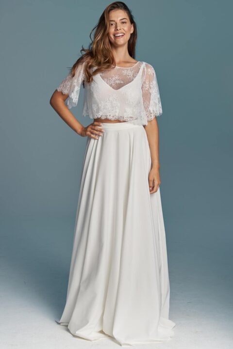 suknia ślubna z koronkowymi rękawami i długą spódnicą w kolorze białym