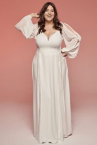 suknia ślubna z dekoltem w serek i długimi, zwiewnymi rękawami