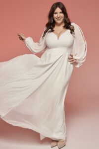 suknia ślubna z długimi rękawami i dekoltem w kształcie litery V, w kolorze białym.