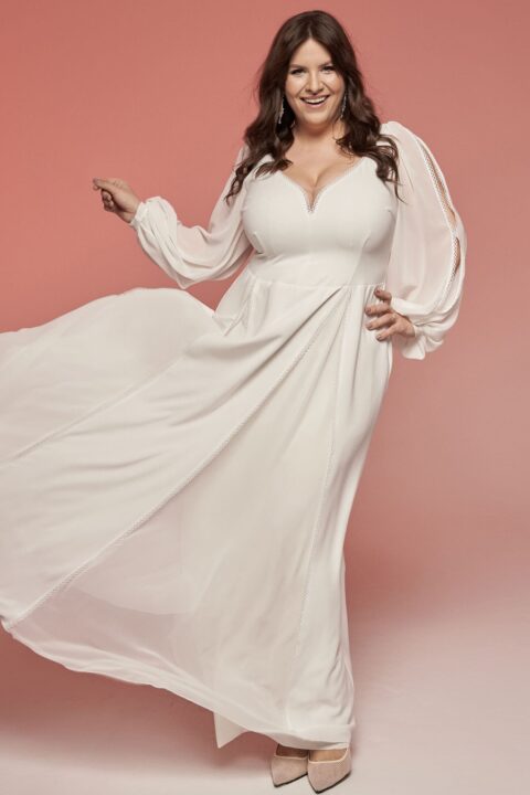 suknia ślubna z długimi rękawami i dekoltem w kształcie litery V, w kolorze białym.