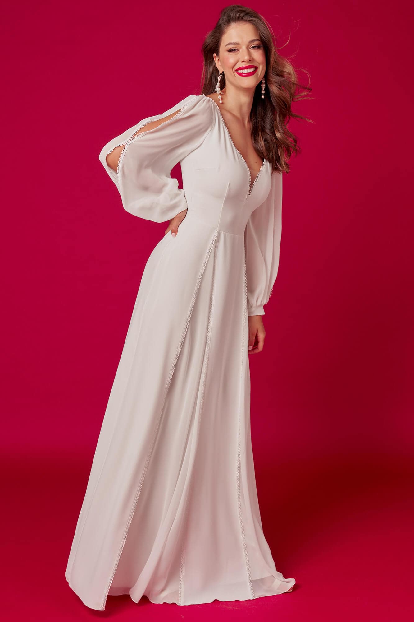 suknia ślubna o długich rękawach, z dekoltem w kształcie litery V, w kolorze białym.