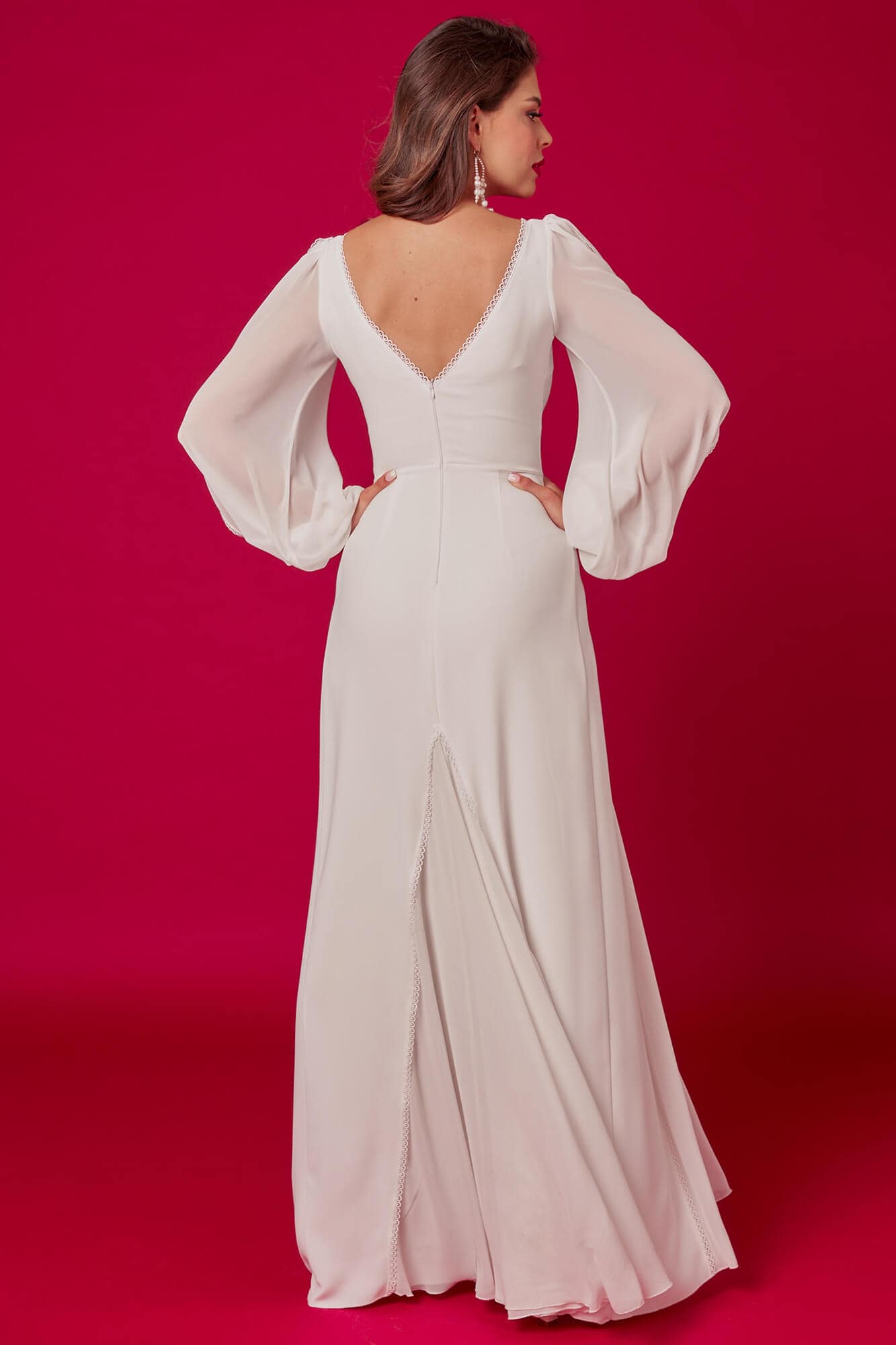 suknia ślubna z długimi, zwiewnymi rękawami i dekoltem w serek, z widocznym zapięciem z tyłu