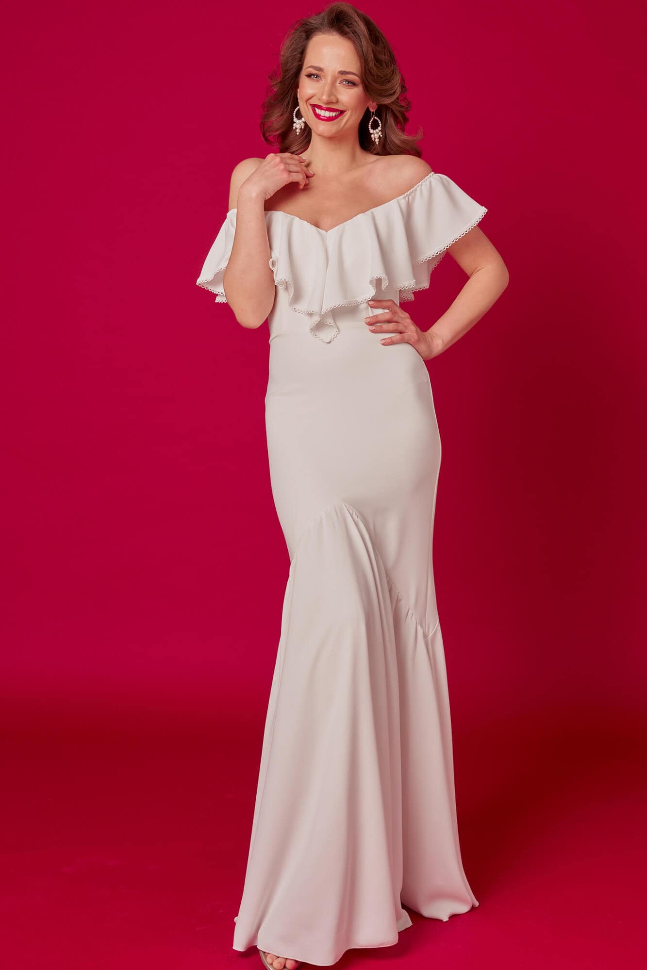 suknia ślubna z odkrytymi ramionami, z falbaną na górze, w kolorze białym