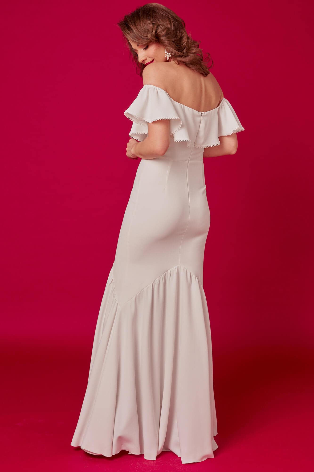 suknia ślubna z odkrytymi ramionami i falbanami, w kolorze białym, z długim dołem.