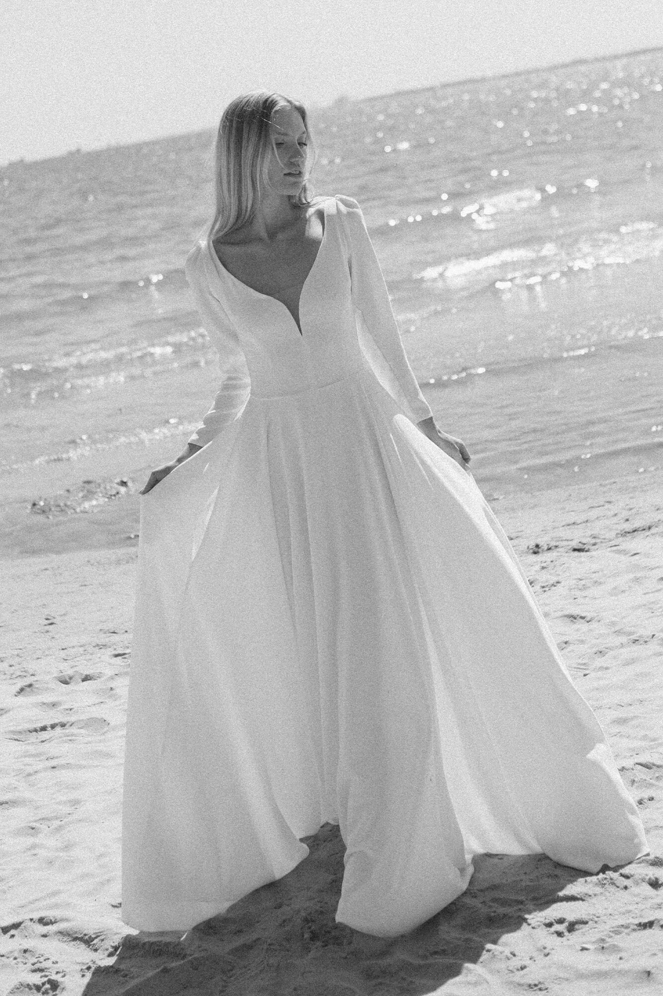 suknia ślubna z długimi rękawami, z dekoltem w serek, na plaży