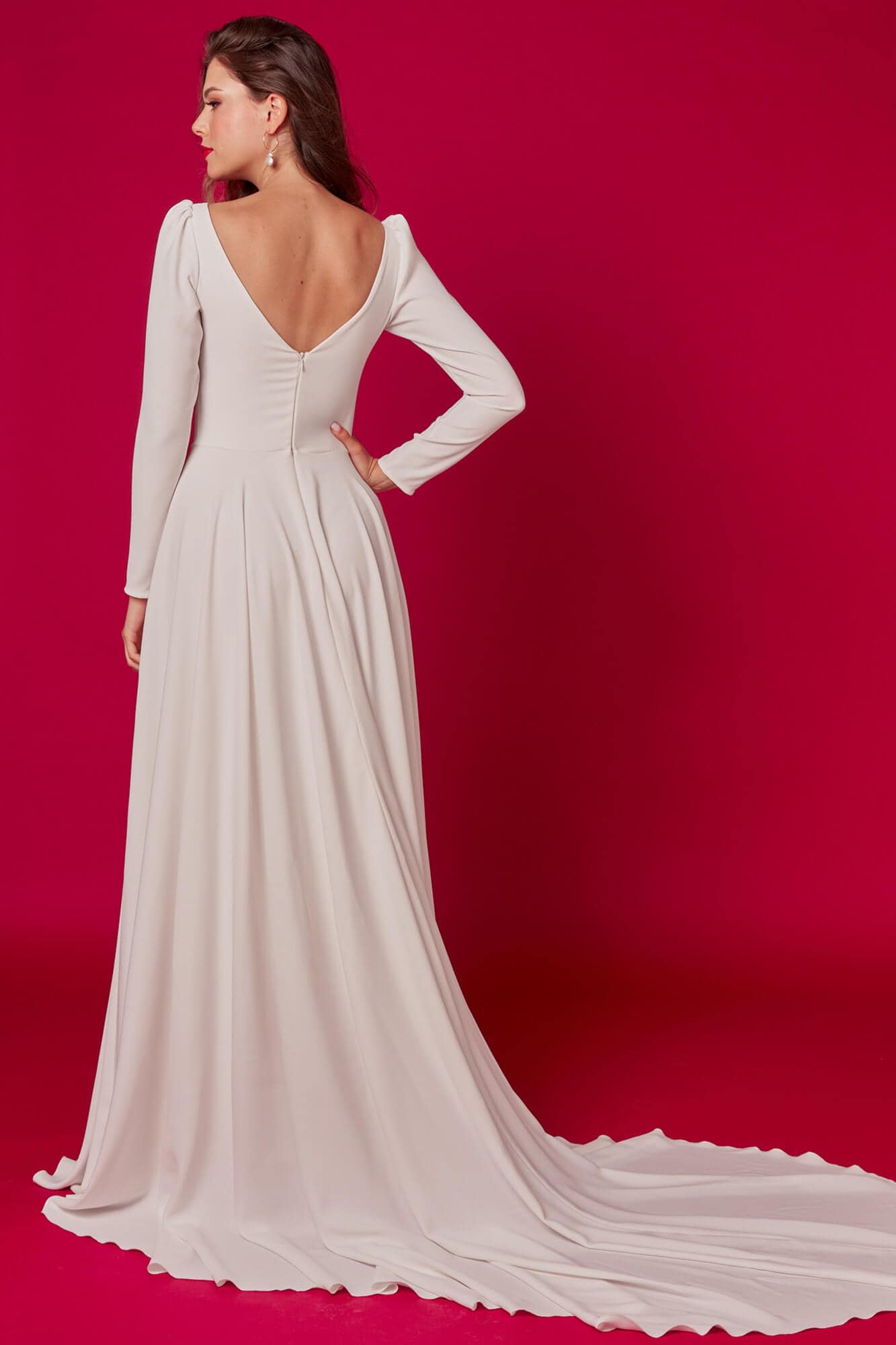 suknia ślubna z długimi rękawami, dekoltem w serek i trenem, w kolorze białym