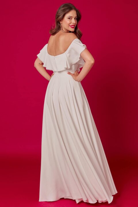 suknia ślubna z odkrytymi ramionami i falbaniastym dekoltem, w kolorze białym, z plisowanym dołem