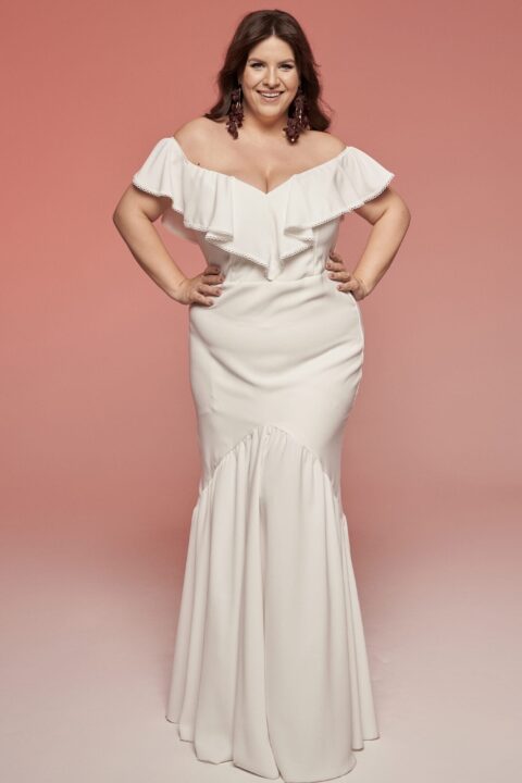 suknia ślubna z odkrytymi ramionami, dopasowana w talii, z falbanami na dekolcie