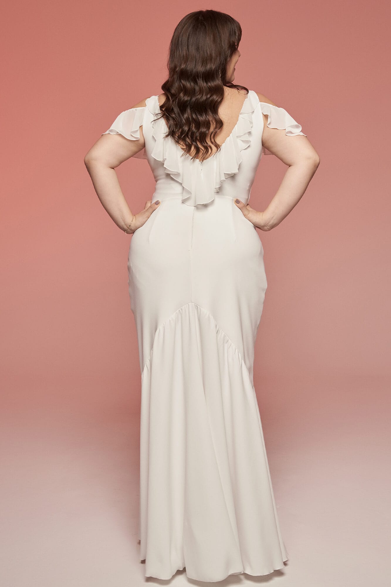 suknia ślubna z dekoltem w kształcie litery V i koronkowymi detalami na plecach