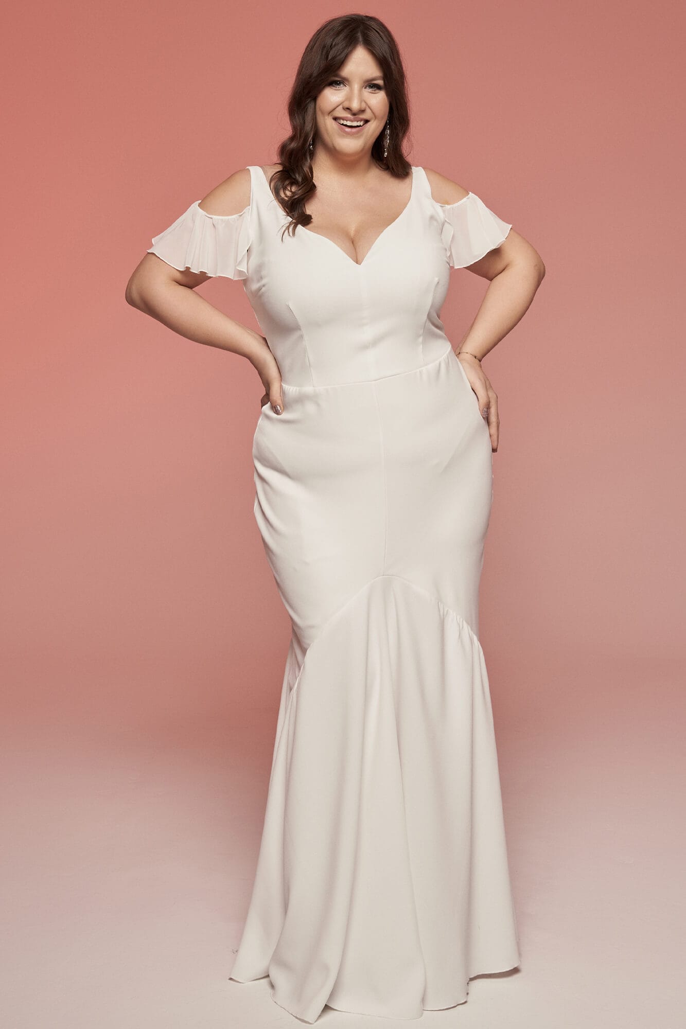 suknia ślubna z odkrytymi ramionami, dopasowana w talii, z rozkloszowanym dołem