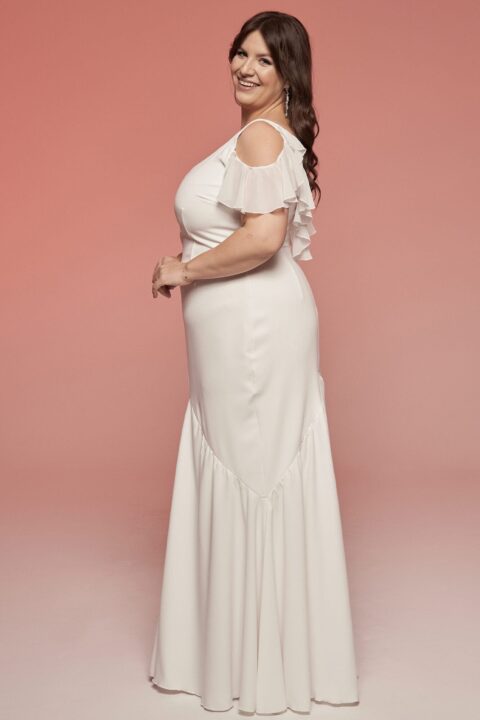 suknia ślubna z odkrytymi ramionami i falbankami, w kolorze białym, z dopasowaną górą i rozkloszowanym dołem