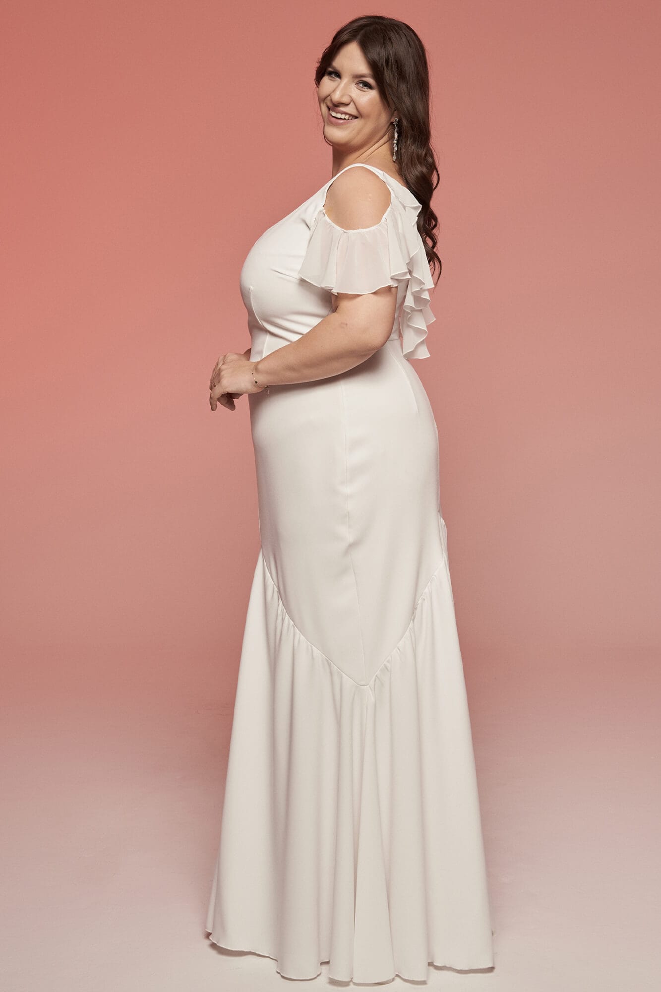 suknia ślubna z odkrytymi ramionami i falbankami, w kolorze białym, z dopasowaną górą i rozkloszowanym dołem