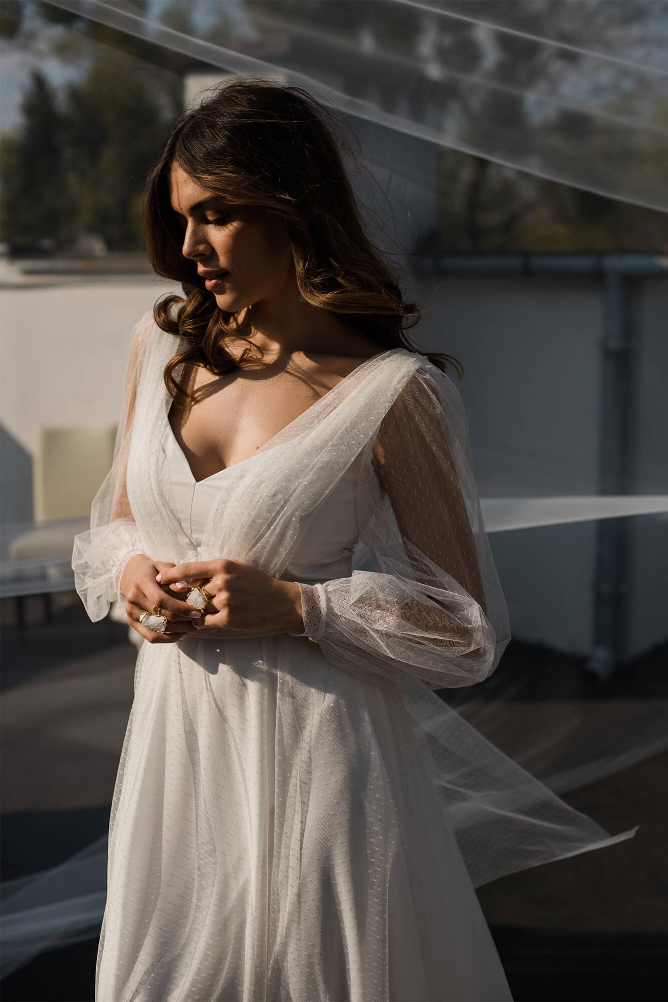 suknia ślubna z długimi, przezroczystymi rękawami i dekoltem w kształcie litery V