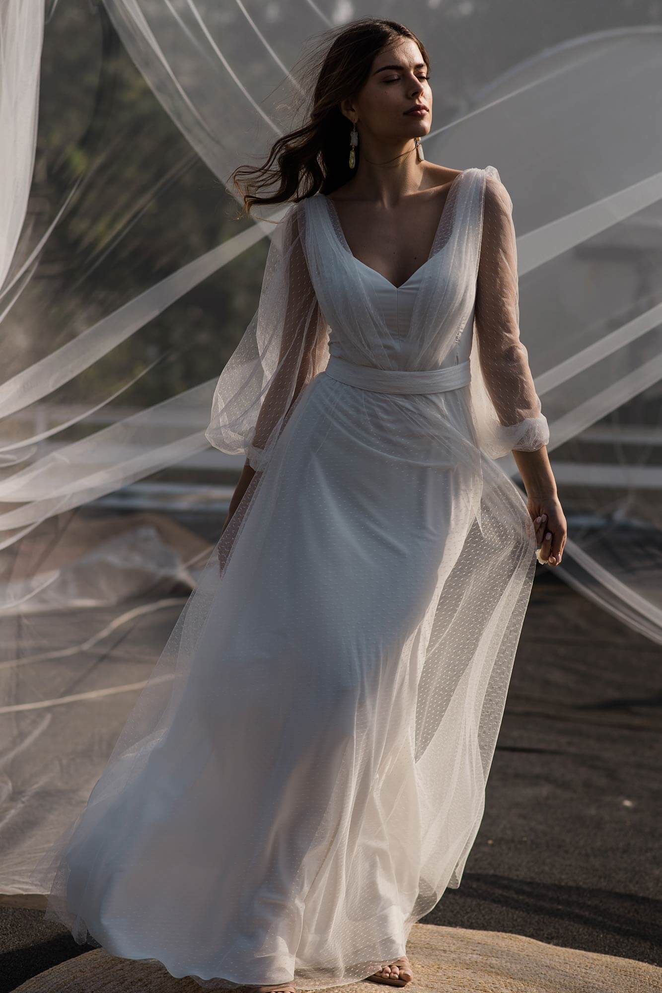 suknia ślubna z długimi rękawami, dekoltem w serek i lekko prześwitującym materiałem