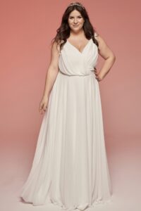 Suknia ślubna o luźnym kroju, z dekoltem w serek i regulowanymi ramiączkami.