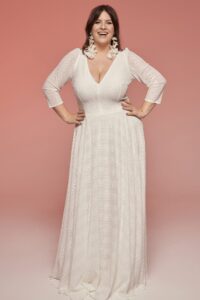 suknia ślubna z długim rękawem, dekoltem w serek i ozdobnym kołnierzem