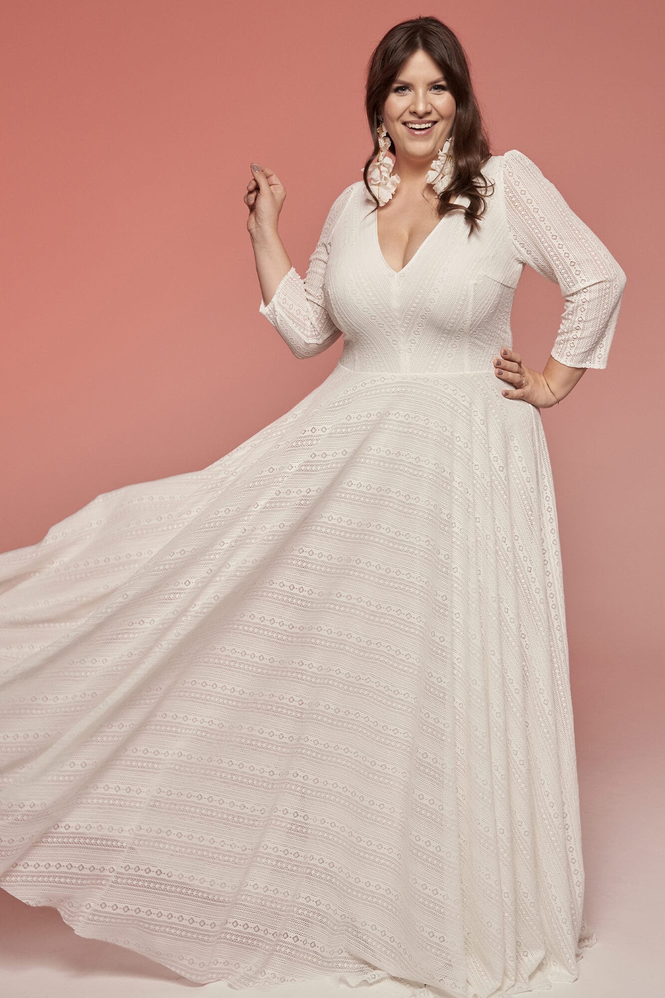 suknia ślubna z długimi rękawami, dekoltem w serek i rozkloszowanym dołem