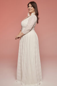 suknia ślubna z długimi rękawami, zdobiona w delikatny wzór, w kolorze białym