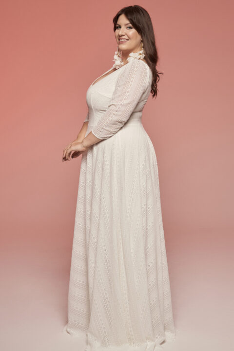 suknia ślubna z długimi rękawami, zdobiona w delikatny wzór, w kolorze białym