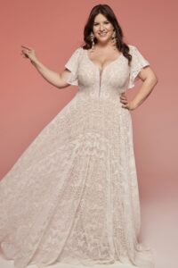 suknia ślubna z koronkowym detalem, długim dołem i krótkimi rękawami