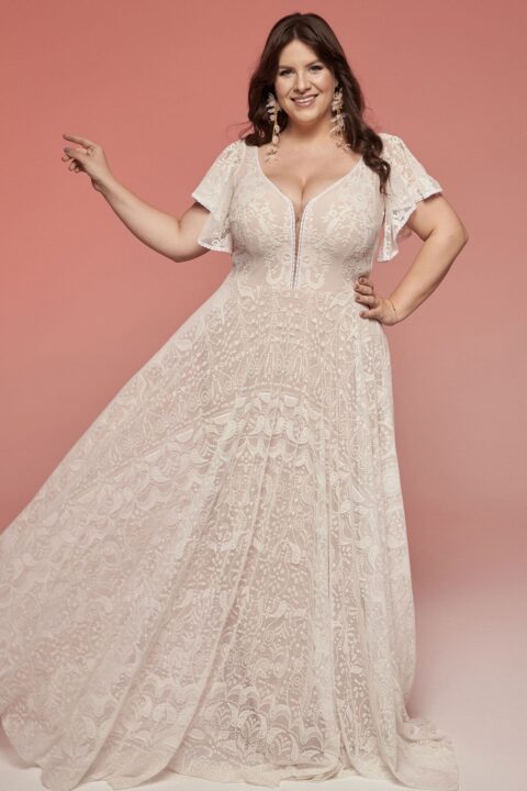 suknia ślubna z koronkowym detalem, długim dołem i krótkimi rękawami