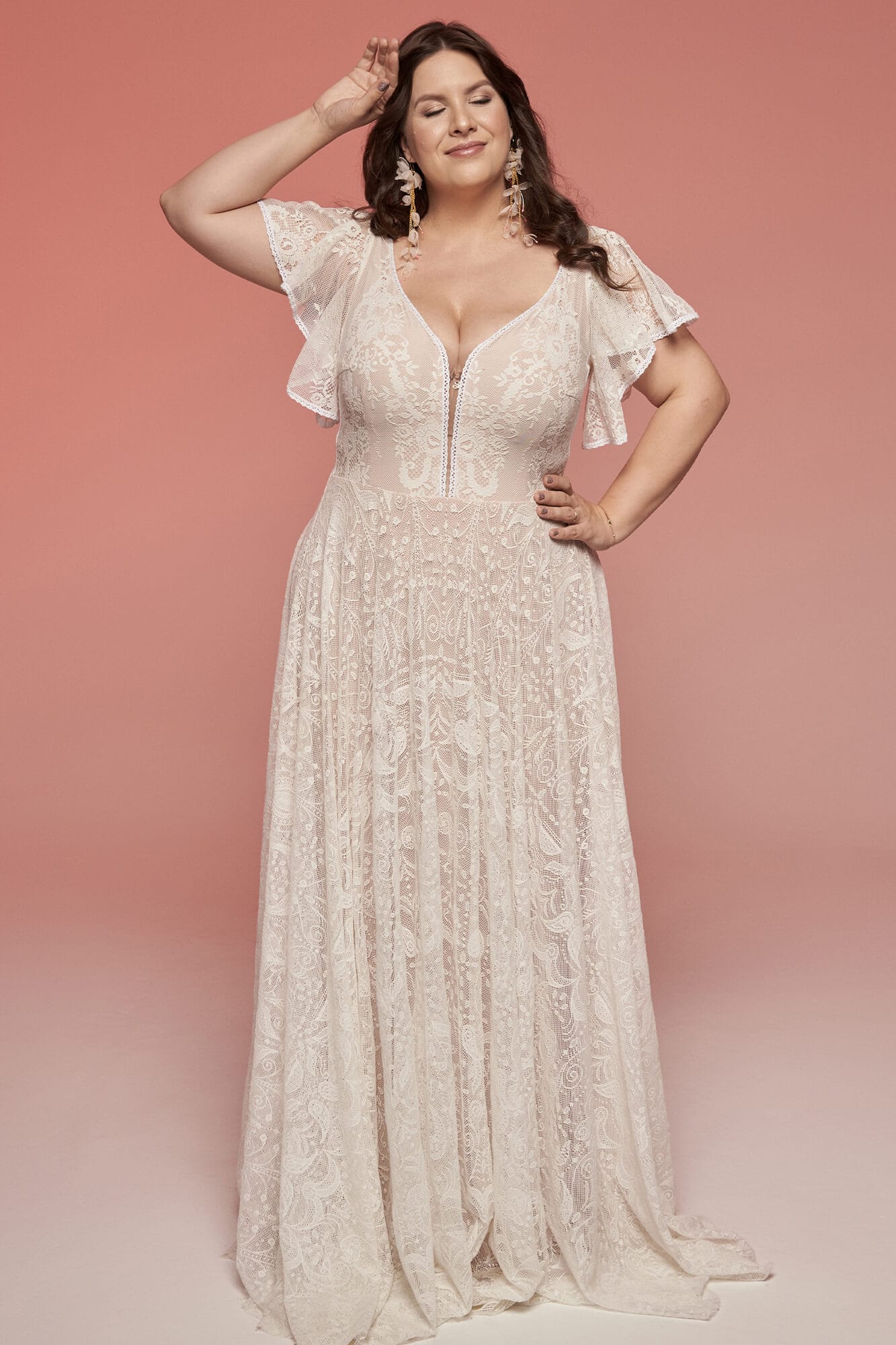 suknia ślubna z koronkowymi rękawami i dekoltem w serek, w kolorze jasnego beżu