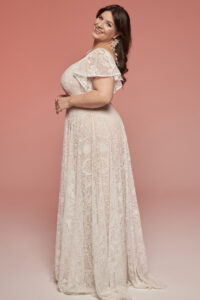 suknia ślubna w kolorze jasnego beżu z koronkowymi detalami i krótkim rękawem