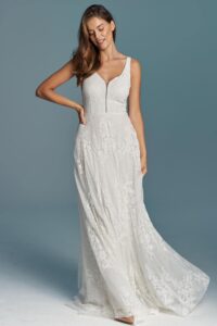 suknia ślubna o koronkowej fakturze z dekoltem w serek i rozkloszowanym dołem