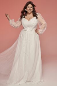 suknia ślubna z długimi, transparentnymi rękawami i falującym dołem w kolorze białym