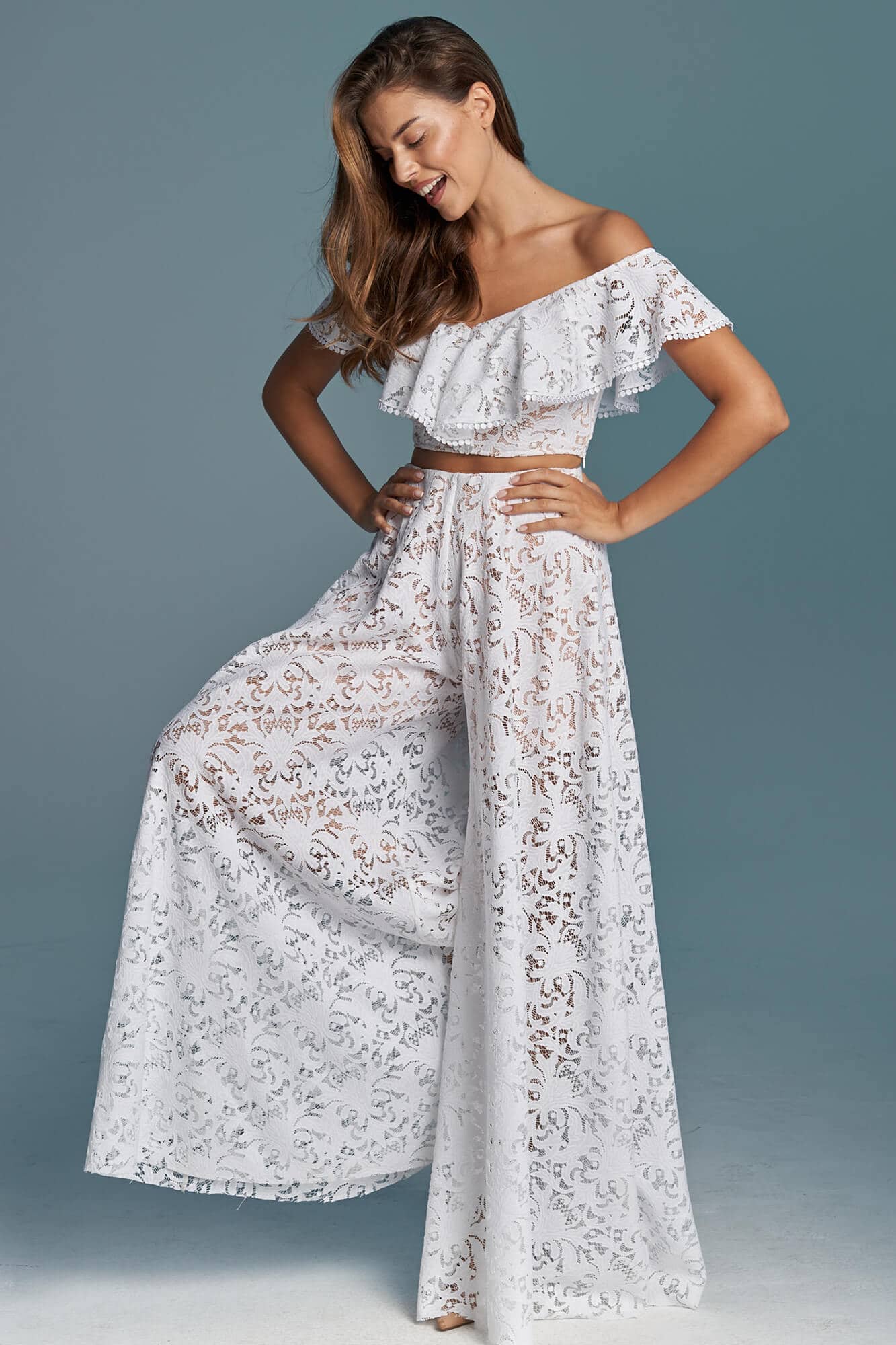 suknia z długą spódnicą i krótkim topem z falbaną w białym kolorze