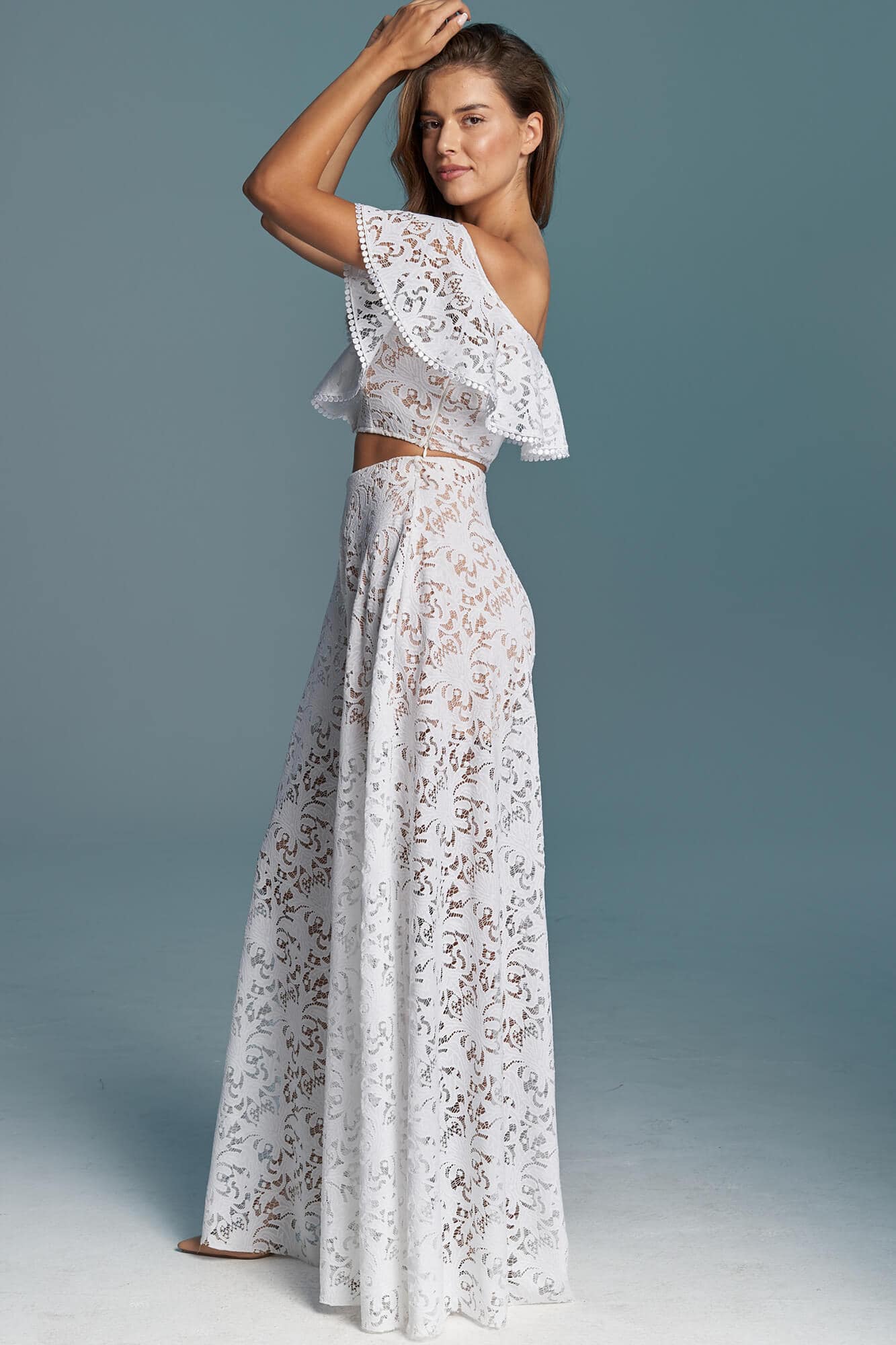 suknia ślubna z koronkowym wzorem, bez rękawów, z odkrytymi ramionami i długą spódnicą