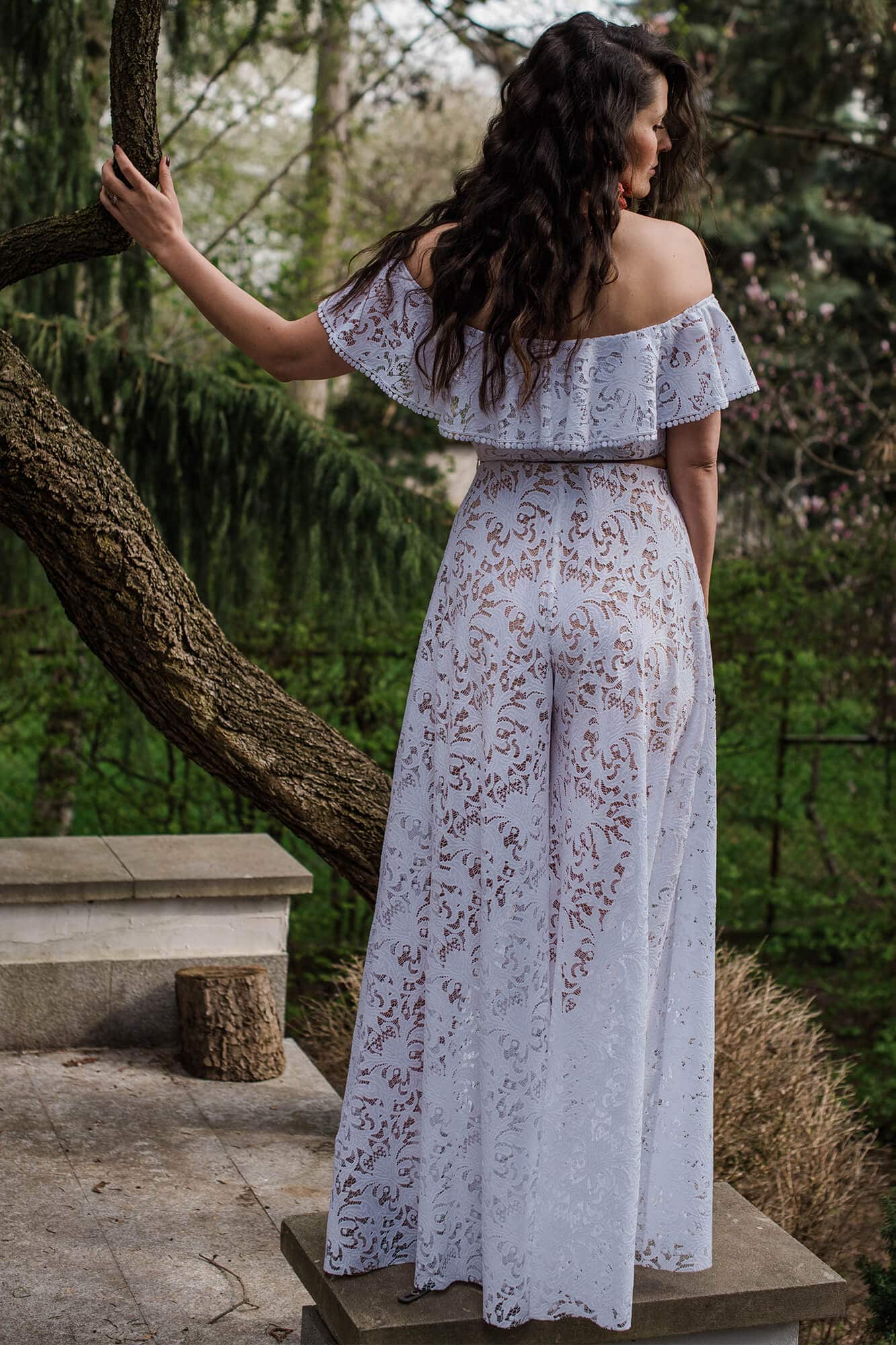 suknia z odkrytymi ramionami, z długim rękawem, w kolorze białym z kwiatowym wzorem