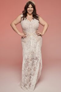 suknia ślubna w kolorze jasnoróżowym z koronkowymi detalami i dekoltem w kształcie litery V