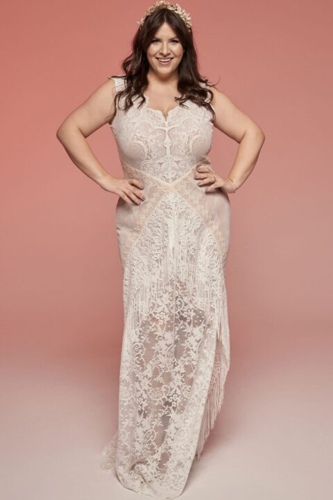 suknia ślubna w kolorze jasnoróżowym z koronkowymi detalami i dekoltem w kształcie litery V