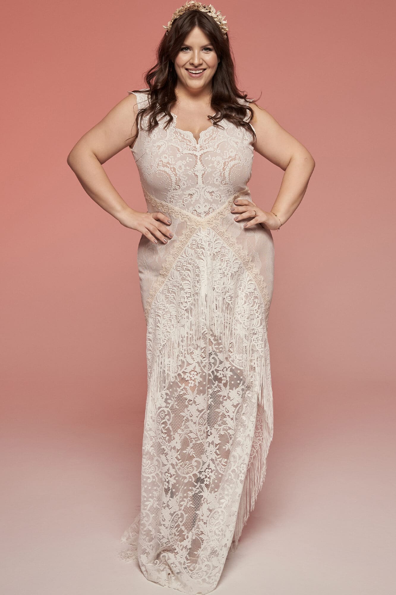 suknia ślubna w kolorze jasnoróżowym z koronkowymi detalami i dekoltem w kształcie litery V