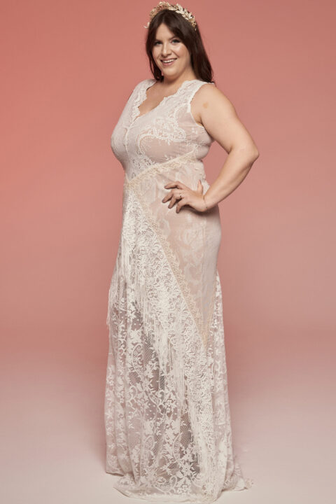 suknia ślubna w kolorze jasnego różu z koronkowymi detalami i dekoltem w serek