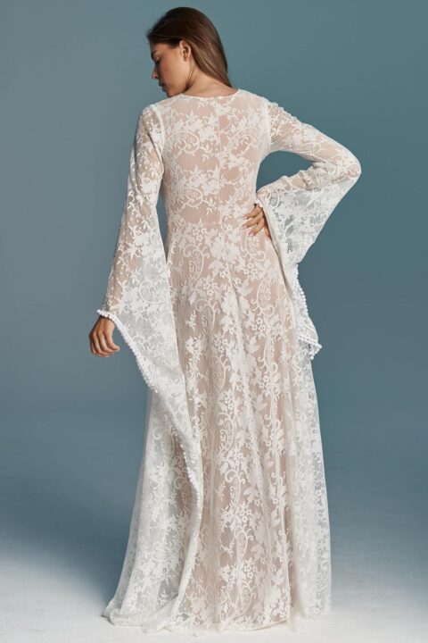 suknia ślubna z długimi rękawami i koronkowym wzorem w kolorze jasnego różu