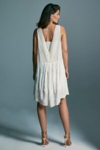 Suknia ślubna z głębokim dekoltem i plisowanym tyłem.