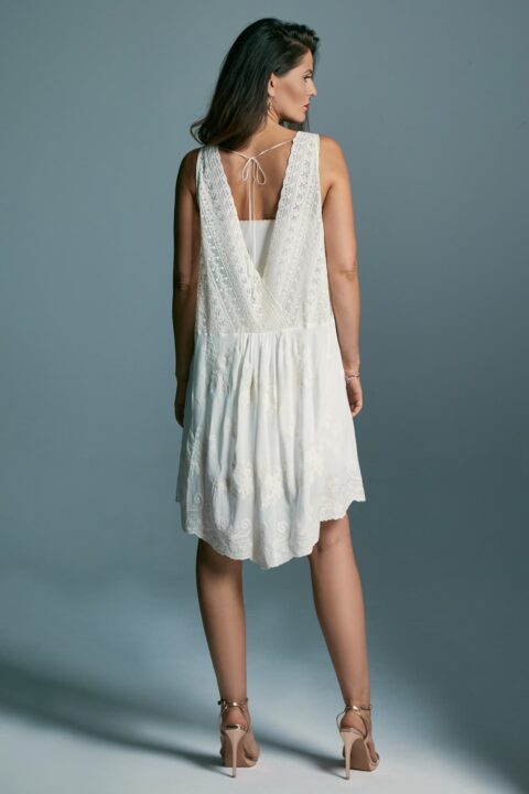 Suknia ślubna z głębokim dekoltem i plisowanym tyłem.