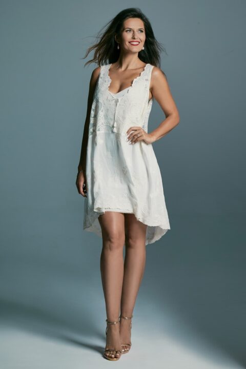 suknia w kolorze białym z luźnym krojem i dekoltem w serek, sięgająca do połowy uda