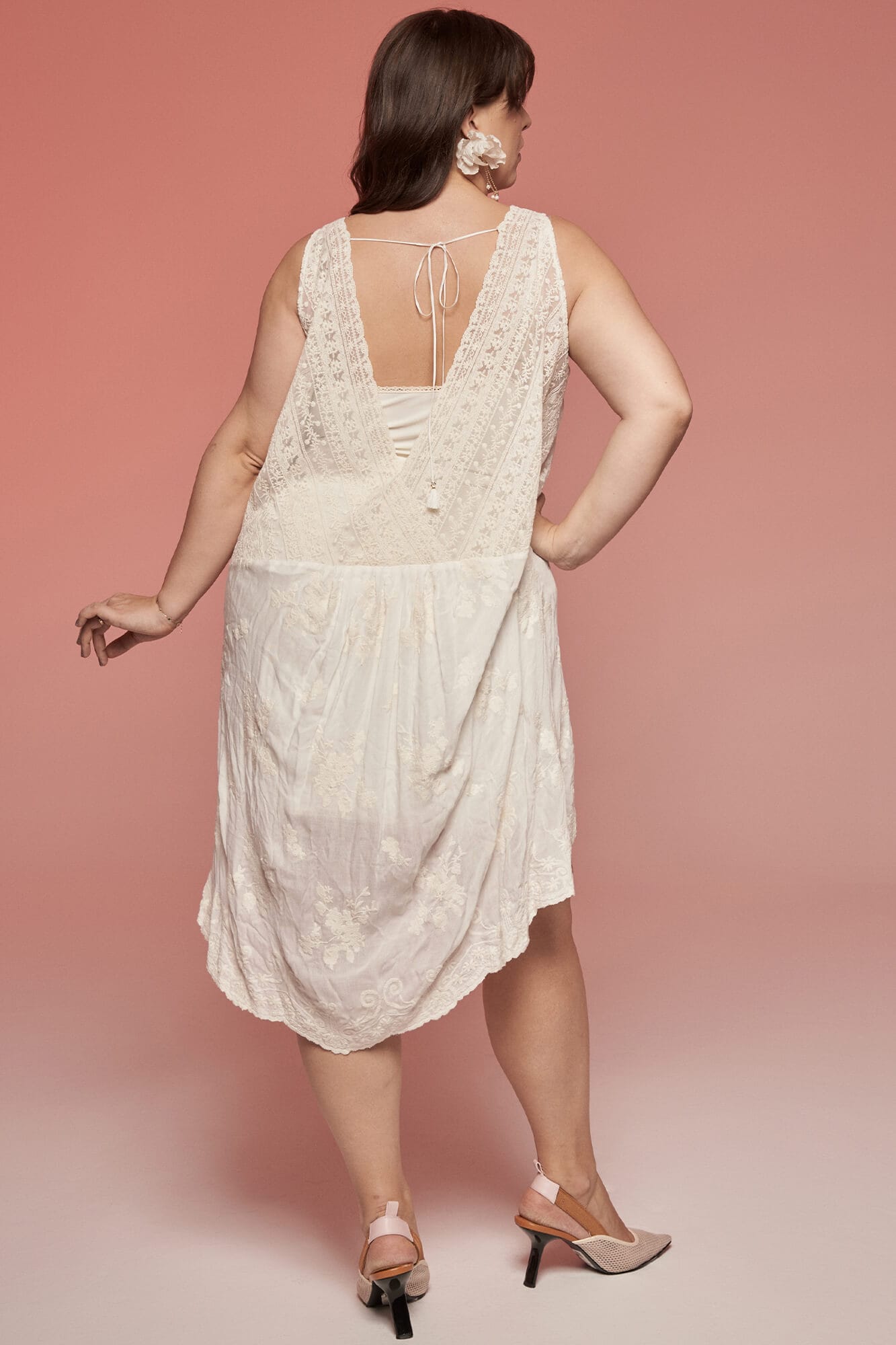 suknia w jasnym kolorze z koronkowym tyłem i luźnym krojem